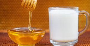 فوائد الحليب مع العسل على الريق